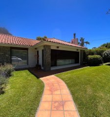 Vende espectacular casa con 3 dormitorios, piscina y parrillero, en Cantegril- Punta del Este.