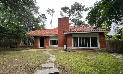 Chalet de 3 dormitorios mas dependencia en venta en zona residencial