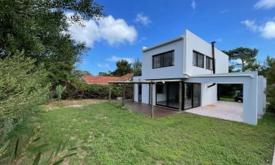 Vende casa, moderna. 3 dormitorios y 3 baños, Barrio Marly, Punta del Este
