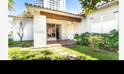 VENDE CASA DE 5 DORMITORIOS EN PLAYA MANSA, PUNTA DEL ESTE