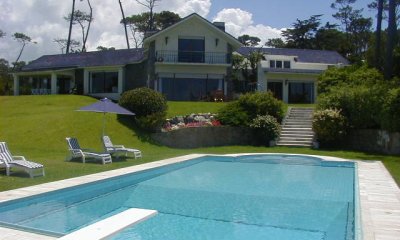 Amplia casa en venta en Playa Mansa, Punta del Este