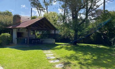 Vende casa de 3 dormitorios, con piscina y parrillero en Punta del Este.