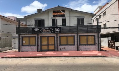 Local comercial con casa en planta alta, cerca de Playa El Emir.