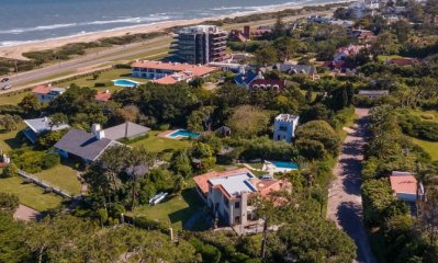 Casa en venta a metros de Playa Brava. Punta del Este.
