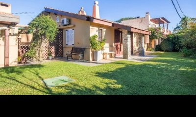Chalet de 3 dormitorios en Playa Mansa en venta. A 300 metros del mar.