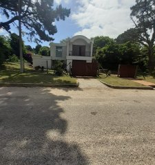 Casa en venta, en zona Golf.