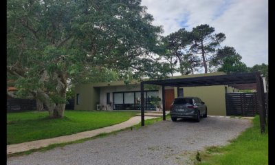 Vende casa con parrillero y piscina de 3 dormitorios en Beverly Hills