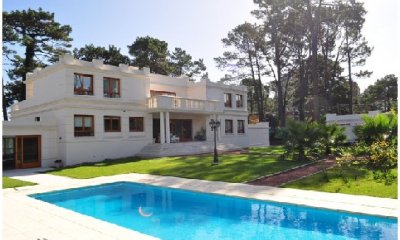 Casa en Mansa a metros del mar de 5 dormitorios en venta.