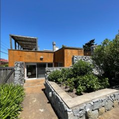 Vende casa en Manantiales, con terraza abierta de 4 dormitorios.