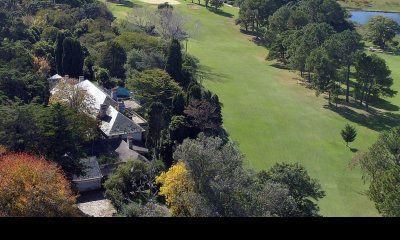 Vende casa de 10 dormitorios, con excelente ubicación en Golf, Punta del Este.