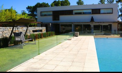 Casa de gran tamaño ubicada en zona de paz y tranquilidad.