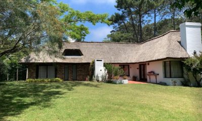 Vende impecable casa, de 3 dormitorios, con Parrillero en Cantegril- Punta del Este