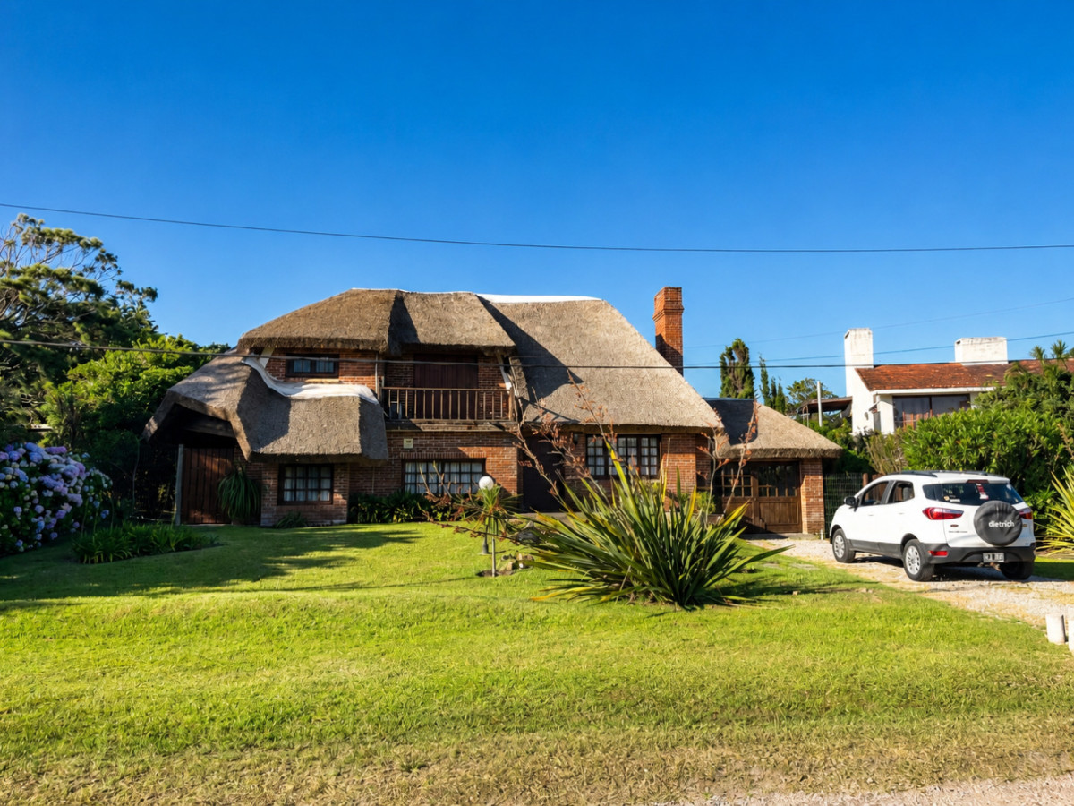 Hermosa cabaña de 4 dormitorios en venta a metros de Playa Mansa, Punta del Este