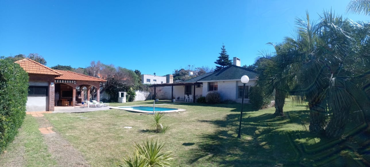 En venta casa de 5 dormitorios a metros del mar con parrillero y piscina en Punta del Este