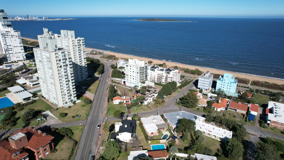 VENDE CASA DE 4 DORMITORIOS EN EXCELENTE ESTADO, PLAYA MANSA, PUNTA DEL ESTE 