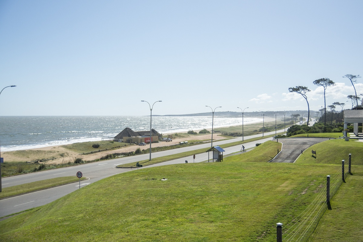 Magnífica Mansión Frente al Mar: Lujo y Vistas Inigualables.