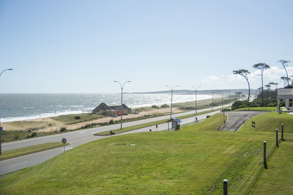 Magnífica Mansión Frente al Mar: Lujo y Vistas Inigualables.
