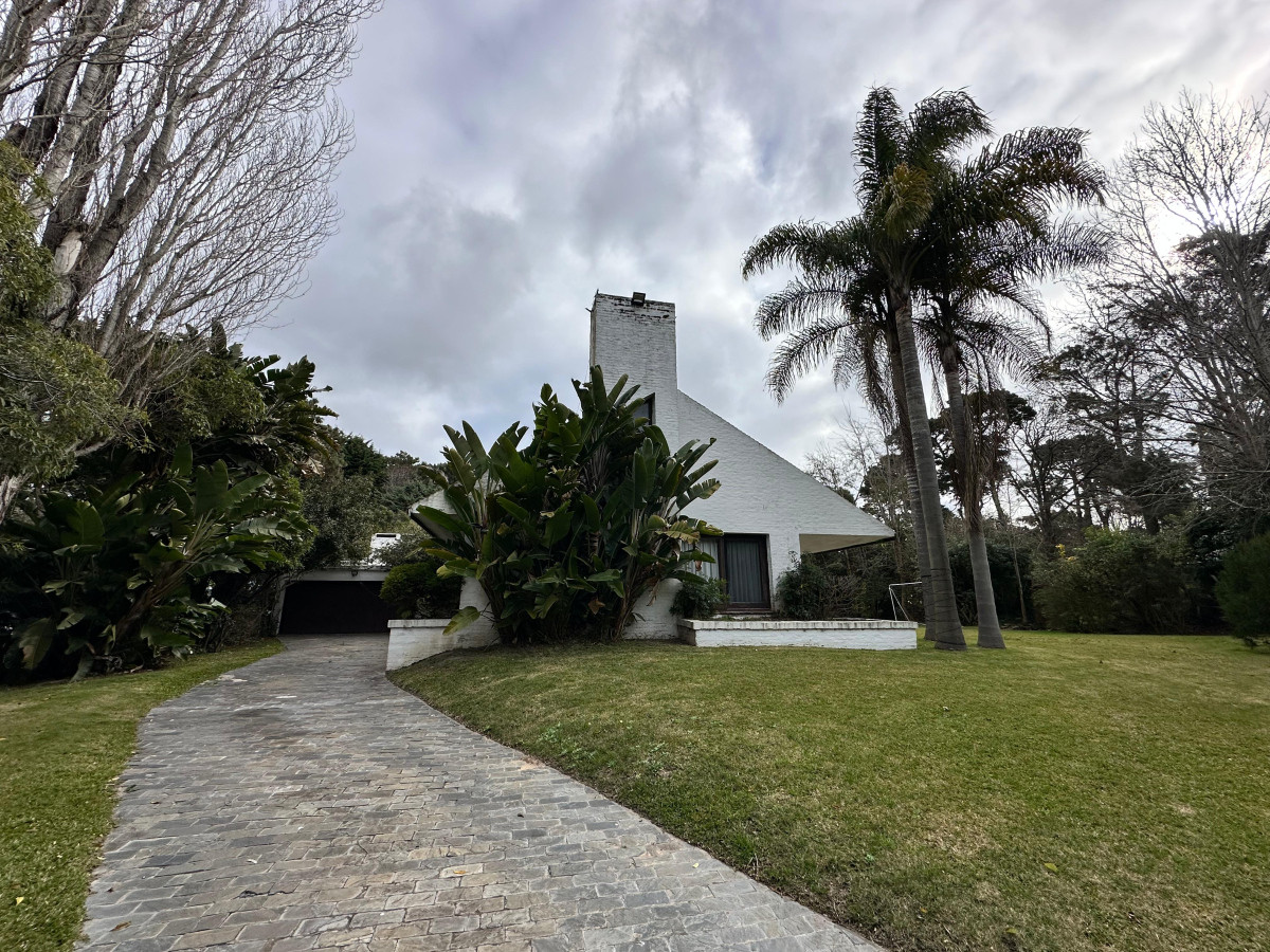 En venta casa en Barrio Golf, Punta del Este de 6 dormitorios.
