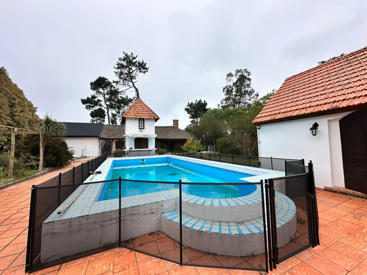 Vende casa de 4 dormitorios con piscina y gran parque en Golf, Punta del Este