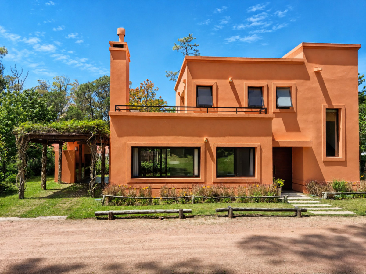 Casa en venta de 2 dormitorios distribuida en 2 comodas plantas, en Pinares.