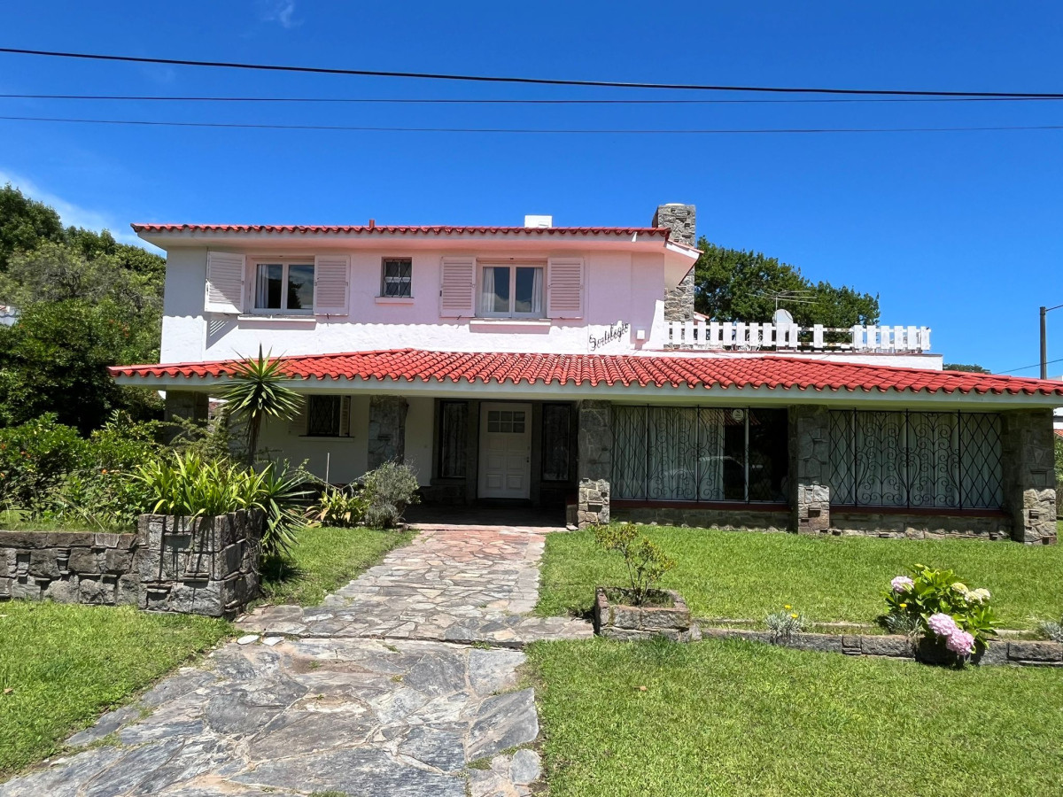 Casa en venta de 4 dormitorios, con barbacoa y piscina en Mansa a 1 cuadra del mar.