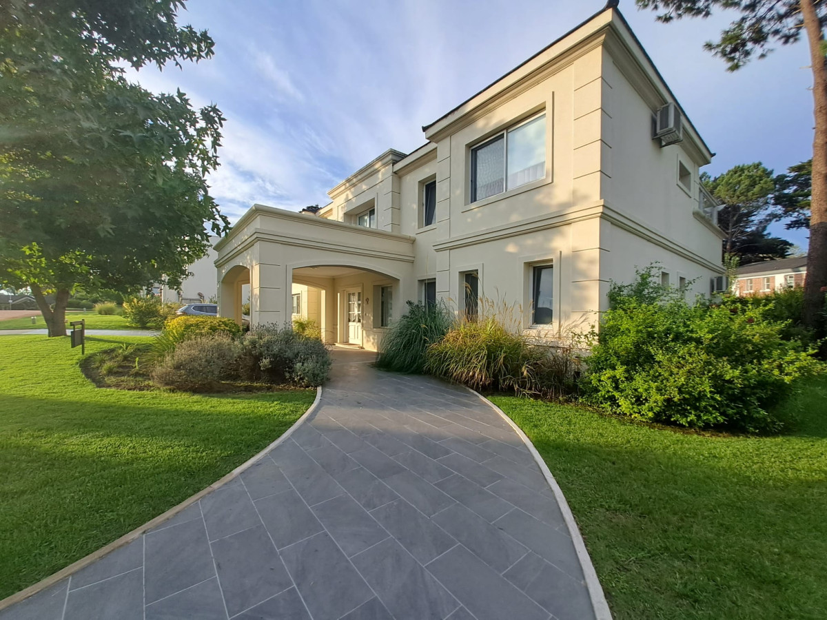 Boulevard Park, Casa de 4 dormitaros con Piscina en VENTA .