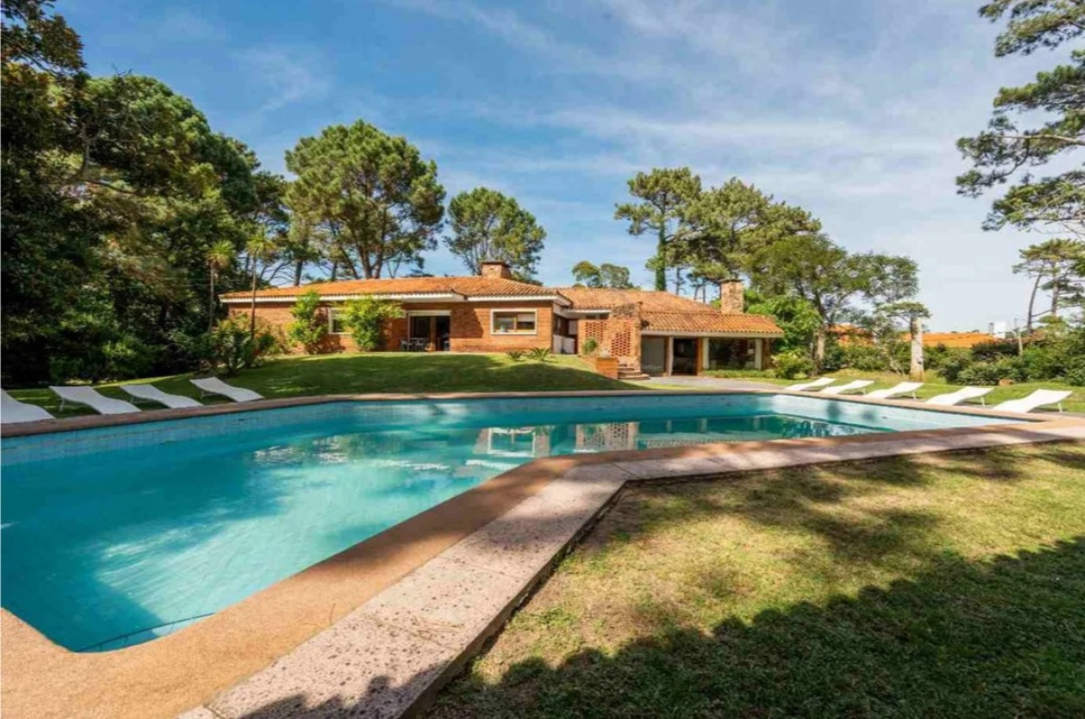 Casa de 4 Dormitorios a la venta en Playa Mansa con impresioniante Jardin