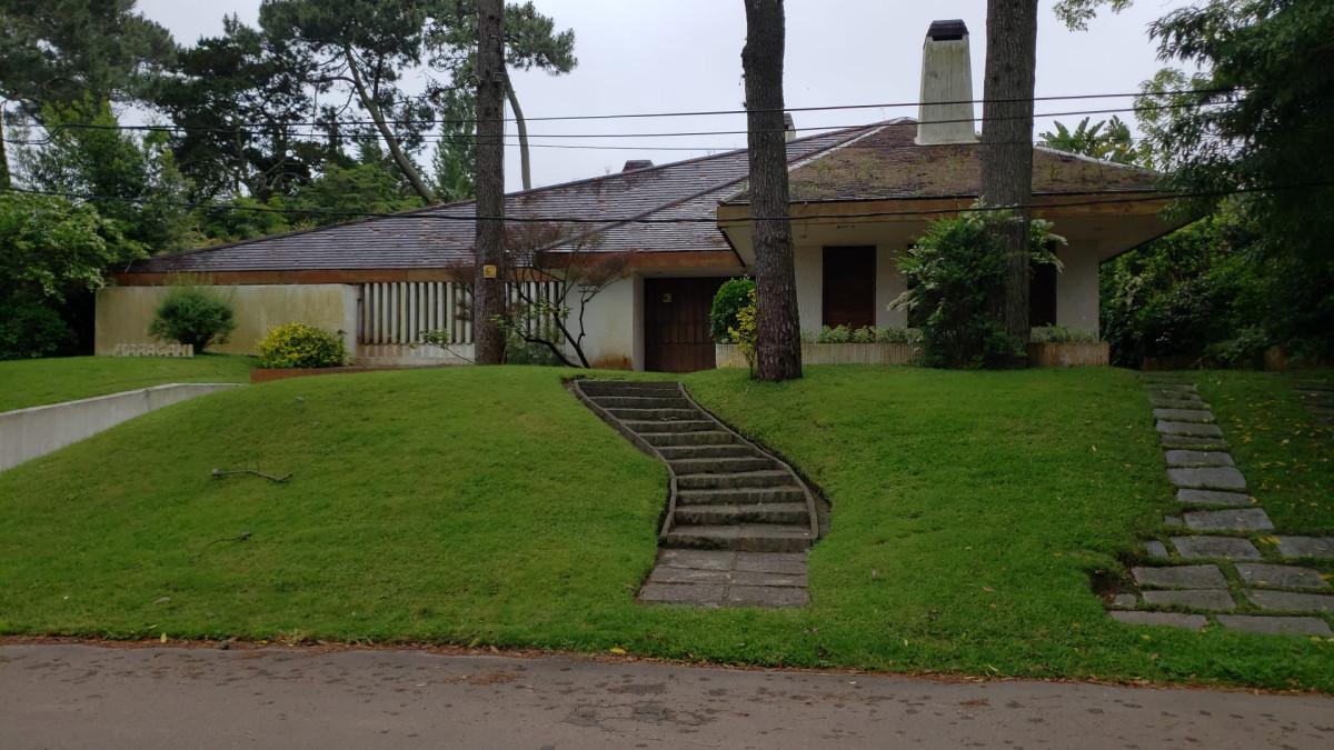Hermosa y amplia casa en venta en Mansa, Punta del Este.