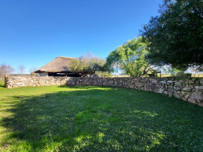 vende chacra de 108 hectareas con casa de 6 dormitorios en pueblo eden. - ndm23032h