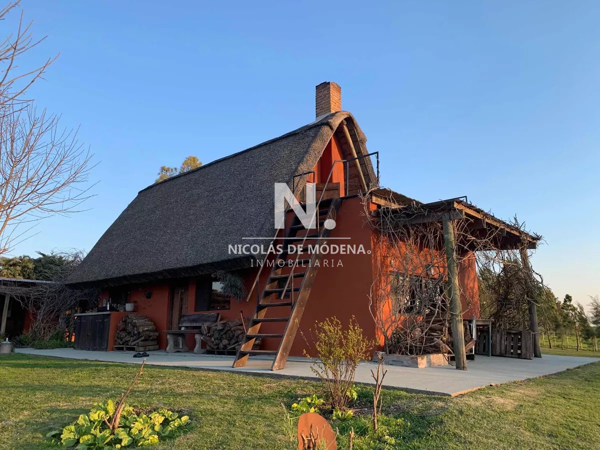Vende excelente Chacra en Colonia del Sacramento, con 7 dormitorios.