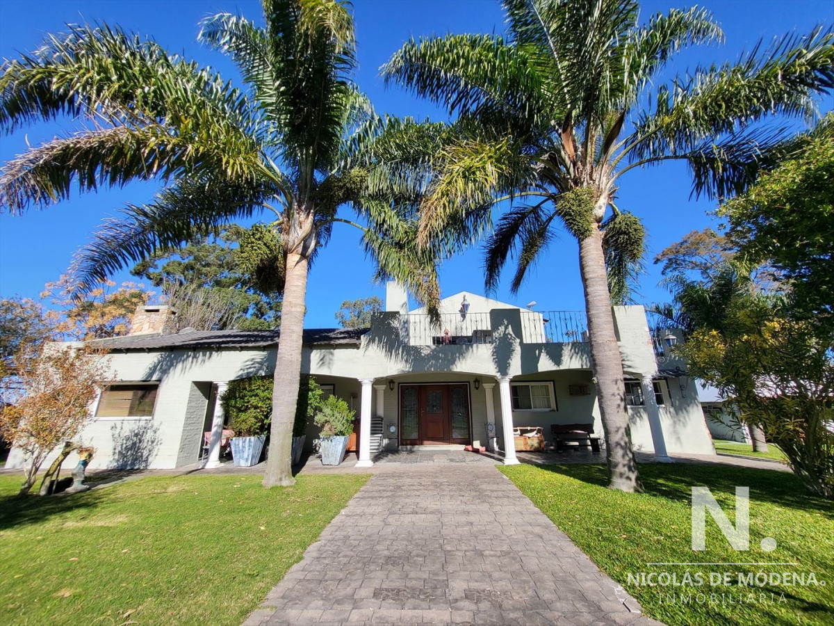 Vende Chacra de 108 hectareas con casa de 6 dormitorios en Pueblo Eden.