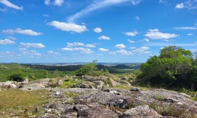 Vende Campo en Lavalleja de 1075 con casa principal y de personal.