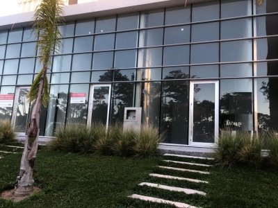 En venta local en edificio Ocean Drive Country, Punta del Este.