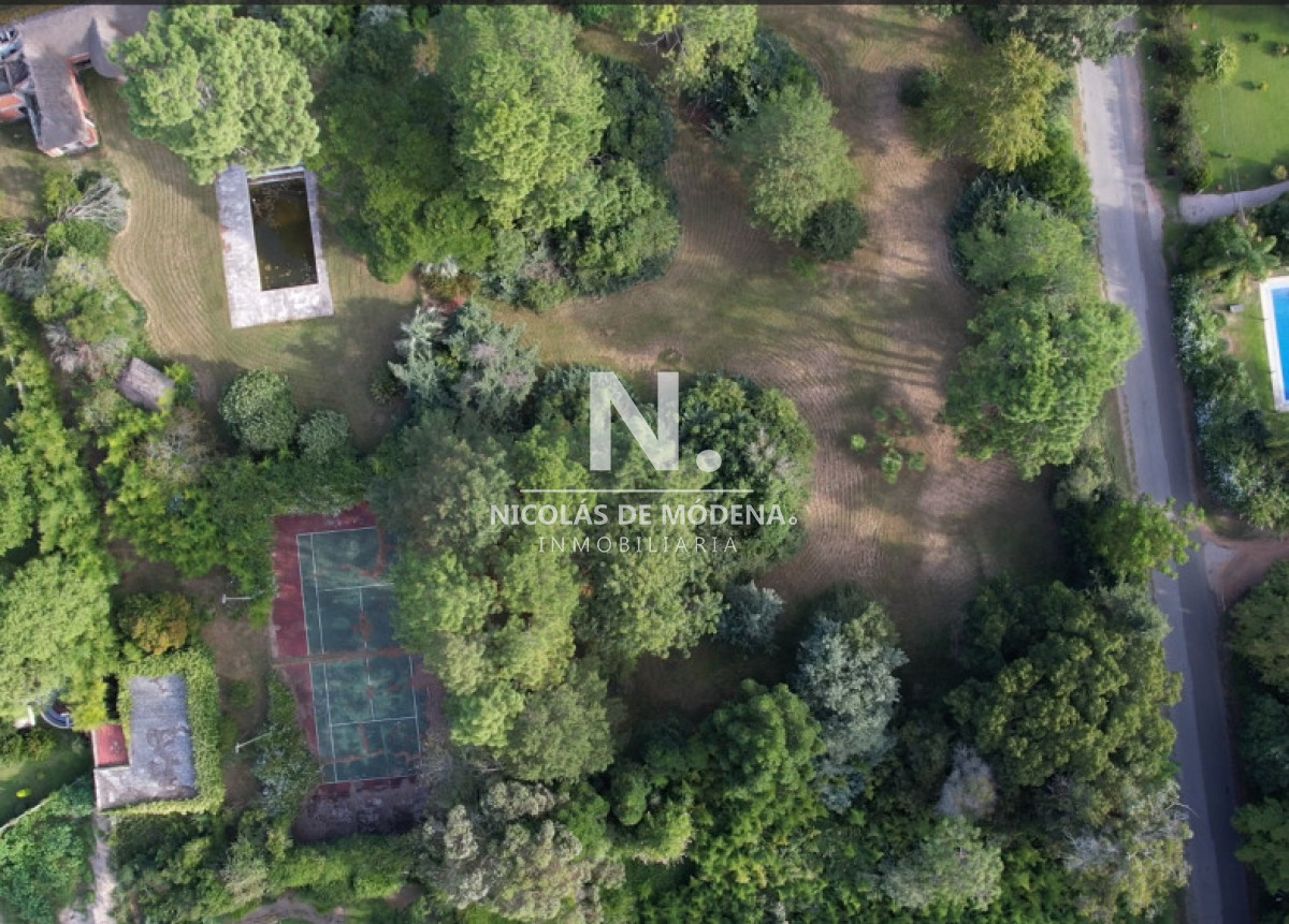 Terreno de 1.067 metros en venta en El Golf, Punta del Este.  - NDM19434T