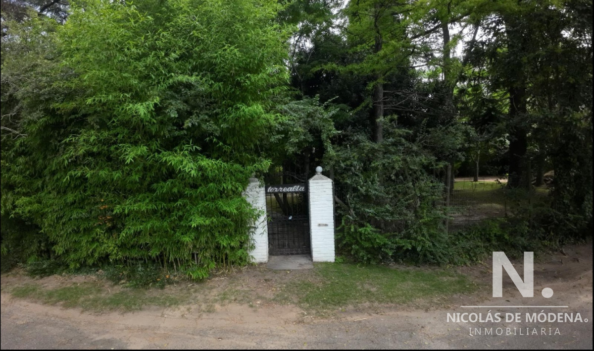 Vende terreno ideal para invertir, con casa y psicina en Av. córdoba en Punta del Este - GoPunta - Portal Inmobiliario de Punta del Este - Maldonado