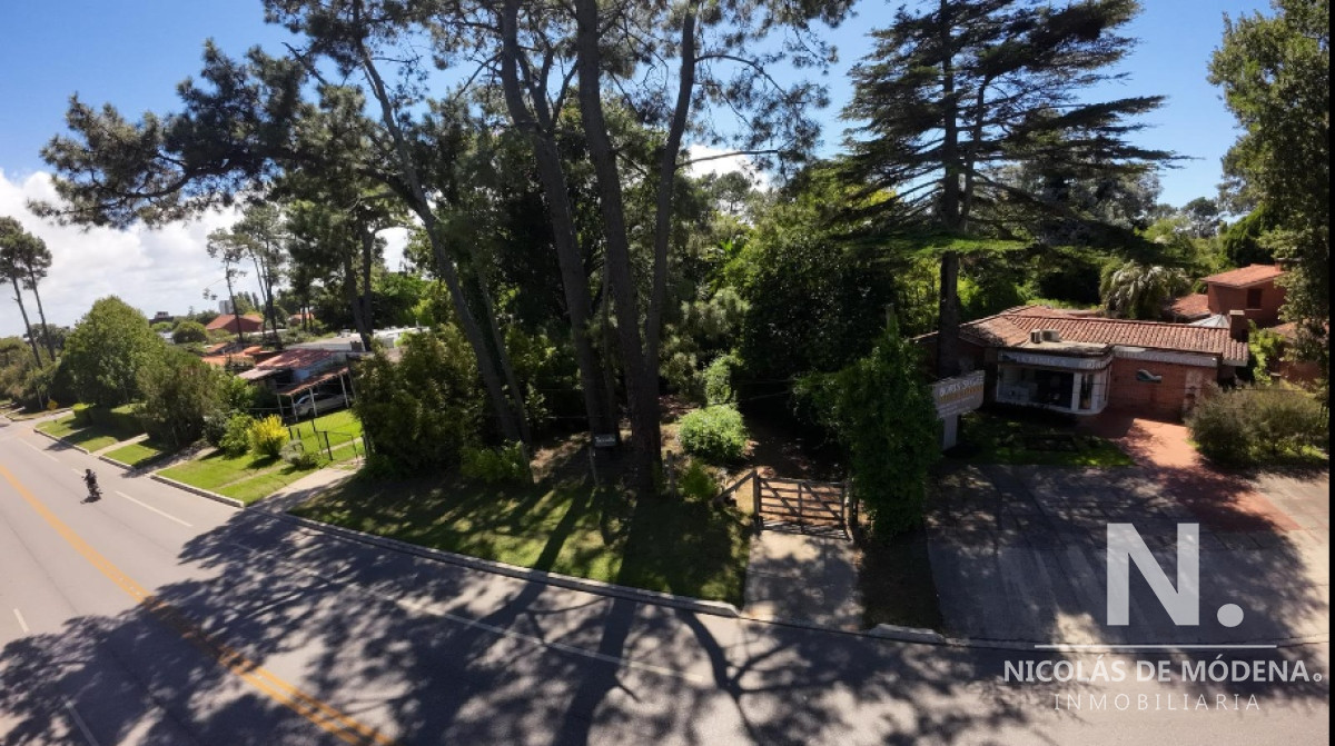 Vende terreno ideal para invertir, con casa y psicina en Av. córdoba en Punta del Este - GoPunta - Portal Inmobiliario de Punta del Este - Maldonado