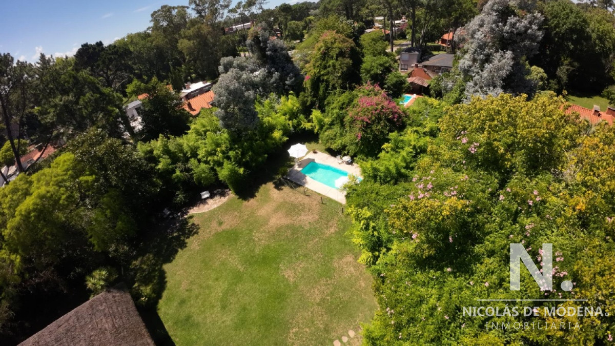 Vende terreno ideal para invertir, con casa y psicina en Av. córdoba en Punta del Este - GoPunta - Portal Inmobiliario de Punta del Este - Maldonado