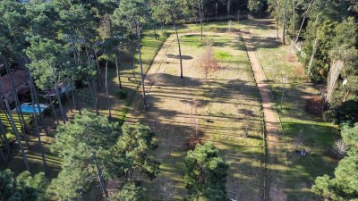 En venta terreno en Pinares, Punta del Este en agradable entorno 