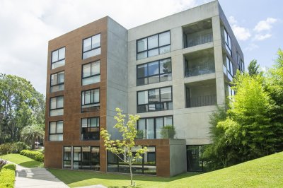 Vende apartamento en Edificio Be House, unidad de 2 dormitorios, Punta del Este  - NDM14206A