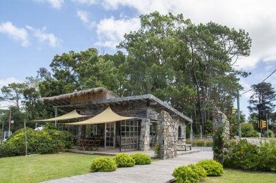 Vende apartamento en Edificio Be House, unidad de 2 dormitorios, Punta del Este  - NDM14206A