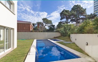 Vende Lujoso departamento de 4 suites en Brava Punta del Este - NDM20472A