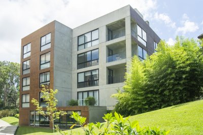 Vende apartamento en Edificio Be House, unidad de 2 dormitorios, Punta del Este  - NDM14206A