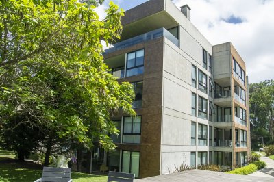 Vende apartamento en Edificio Be House, unidad de 2 dormitorios, Punta del Este  - NDM14206A