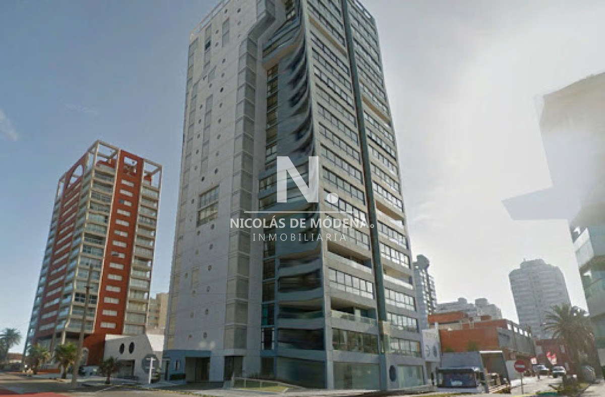 Vende apartamento de 3 dormitorios reciclado, Garden Tower, Punta del Este