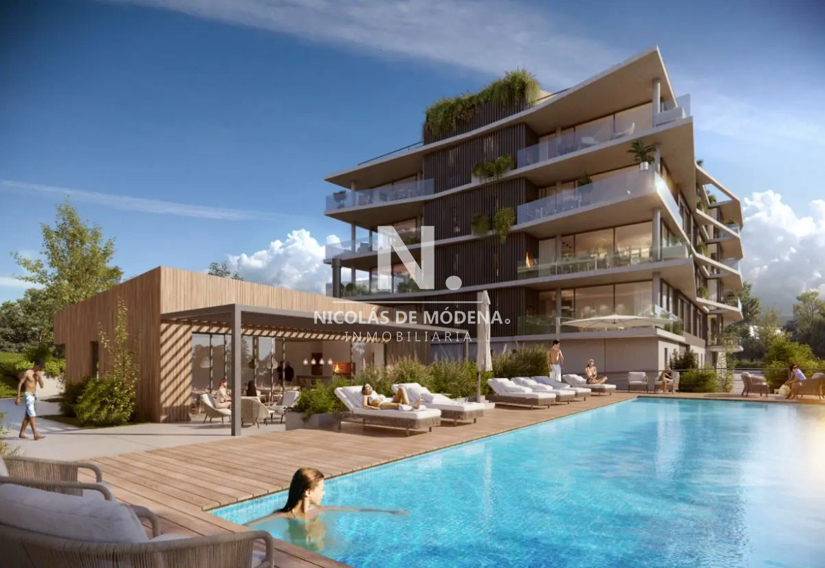 Venta Penthouse Dúplex de 2 Dormitorios con Rooftop Privado en Carrasco,Montevideo! - NDM30252A
