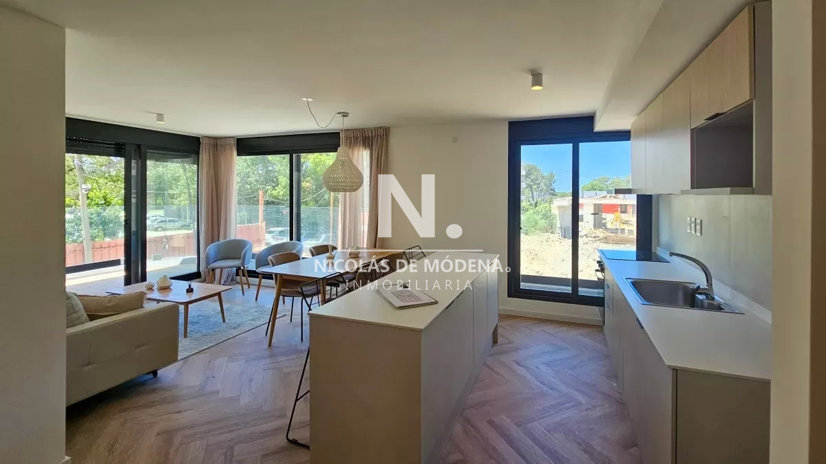 Venta Apártamento Con Garage de 3 Dormitorios Proximo a Estrenar en Carrasco,Montevideo! - NDM28408A