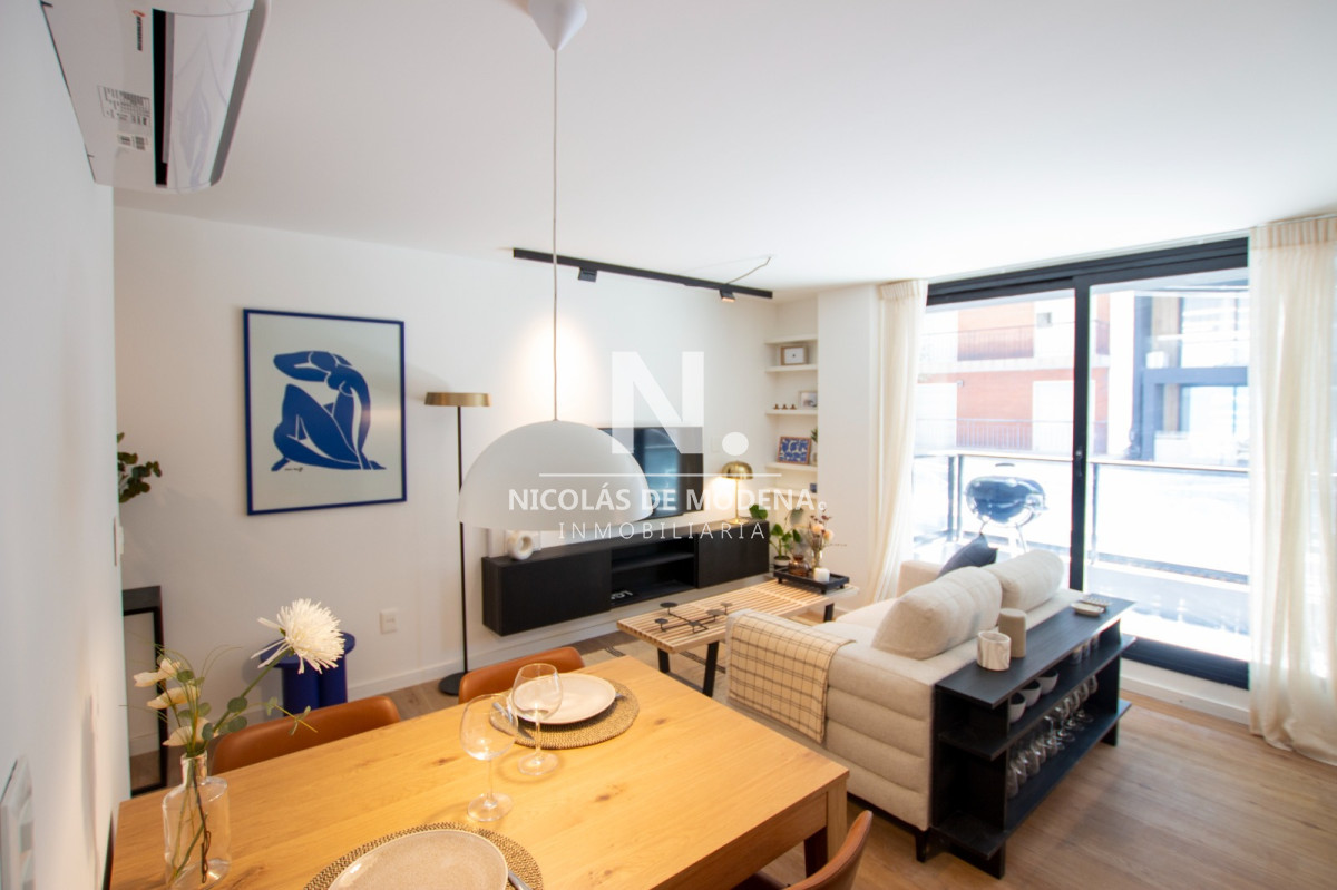 Venta Luminoso Apartamento 2 Dormitorios Con Gran Vista en el Centro de Montevideo. - NDM21879A