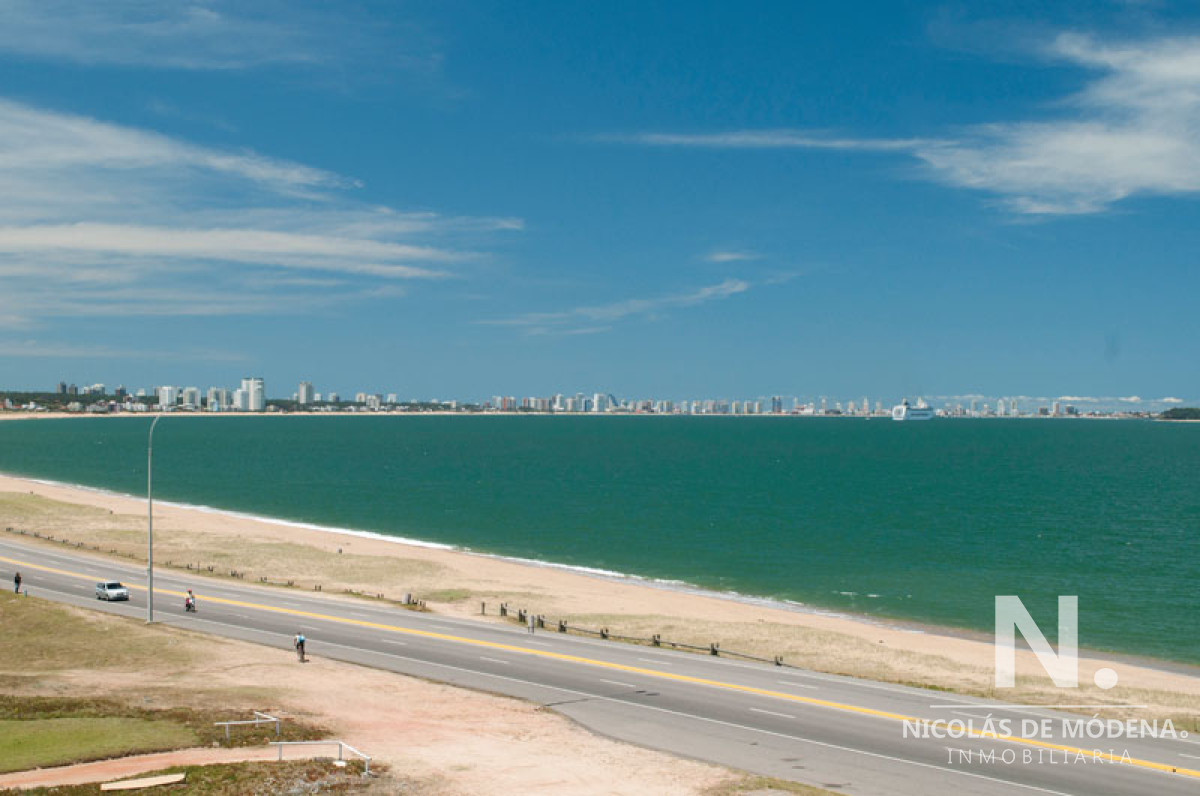 Departamento a estrenar en Playa Mansa.