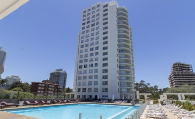 Departamento en piso alto de 2 dormitorios en Ocean Drive, Punta del Este