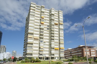 Hermoso apartamento en venta en edifico Malecon IV primera linea en mansa!